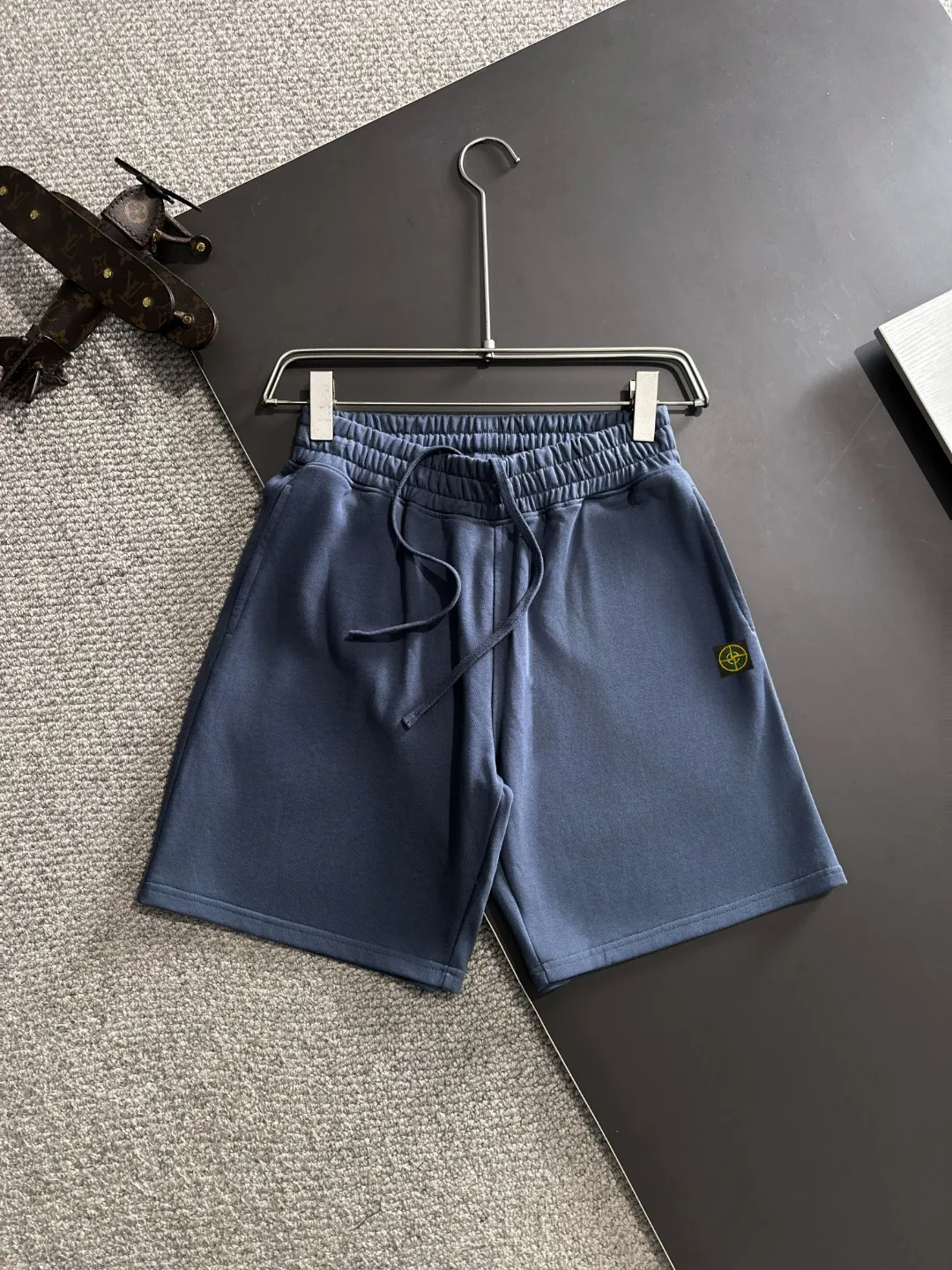 🅿️330 shipped next day, high quality Stone lsland/stone island 2025 spring and summer new style casual solid color loose shorts with elastic band, two needle stitches at the hem of the trousers, fine and firm stitching, custom-made fabrics at the counter, high breathability and comfort, impeccable details, brand element design concept, reflecting high quality. It feels delicate and soft! It presents a casual cut and the upper body shape is great! Size: S-XXL